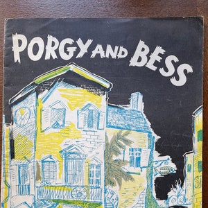 Op de afbeelding: Een zwart-witte illustratie van een straatbeeld met een geel gebouw en de tekst "PORGY AND BESS" bovenaan. De illustratie is in cartoon-stijl en toont een gebouw met een balkon, een trap en een kleine winkel.