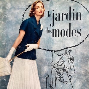 Pode incluir: Capa de revista vintage com uma mulher de casaco azul marinho e saia plissada branca. O texto "le jardin des modes" está num oval preto. Uma personagem de desenho animado está à direita. O texto "VACANCES PARTOUT" está na parte inferior.