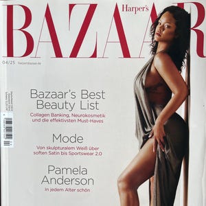 Puede incluir: Una portada de revista con Rihanna con un vestido gris drapeado. El logotipo de Harper's Bazaar est&aacute; en la parte superior, con el t&iacute;tulo "Bazaar's Best Beauty List" y el nombre "Rihanna" en un lugar destacado. La portada tambi&eacute;n incluye texto en alem&aacute;n.