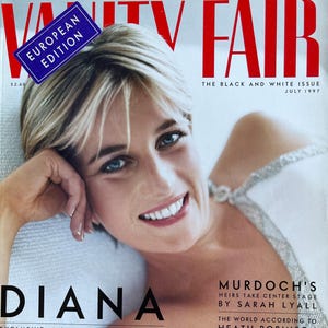 Könnte beinhalten: Titelbild des Magazins Vanity Fair mit Prinzessin Diana. Das Cover hat eine rot-weiße Überschrift mit dem Titel "Vanity Fair" und dem Ausgabedatum Juli 1997. Das Cover enthält auch den Text "European Edition".