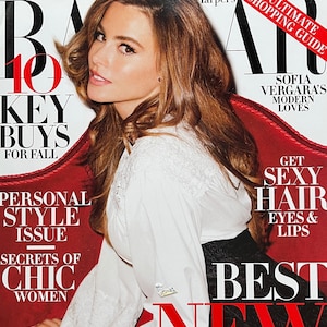Puede incluir: Una portada de revista con una mujer de cabello largo y castaño que lleva una camisa blanca. La revista se titula "Harper's Bazaar" y la portada presenta el texto "10 Key Buys for Fall", "Personal Style Issue", "Secrets of Chic Women", "Sofia Vergara's Modern Loves", "Get Sexy Hair Eyes & Lips", "Best New Looks & Bag Special".