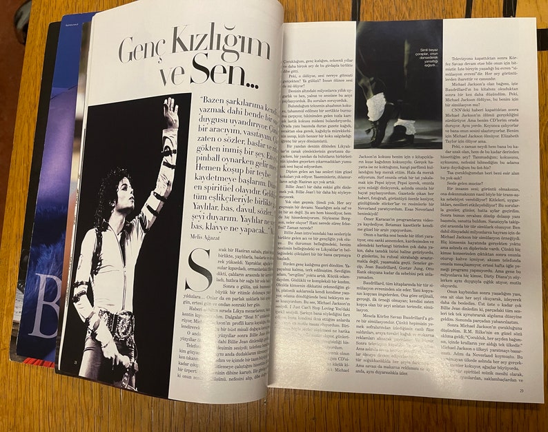 May include: A black and white photograph of a young man singing on stage. He is wearing a white jacket with black stripes and black trousers. The text "Gen&ccedil; Kızlığım ve Sen..." is printed in large white letters on the page. The text "Bazen şarkılarıma kendi duygumu dahil  bensede bir  day gus u  yandirıyor.  " is printed in smaller white letters on the page.