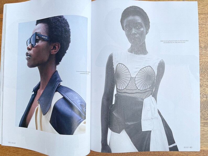 Puede incluir: Dos mujeres aparecen en un editorial de revista. La mujer de la izquierda lleva una chaqueta de cuero negra y gafas de sol. La mujer de la derecha lleva un top blanco con un corpi&ntilde;o de crochet negro y un cintur&oacute;n negro. El texto "ELLE 63" es visible en la esquina inferior derecha de la imagen.