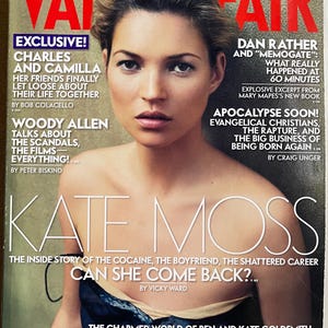 Könnte beinhalten: Titelseite des Vanity Fair Magazins vom Dezember 2005 mit Kate Moss. Das Cover trägt die Schlagzeile „Kate Moss: Can She Come Back?“ und weitere Artikel. Das Magazin hat ein rot-weißes Logo und ein Foto von Kate Moss.