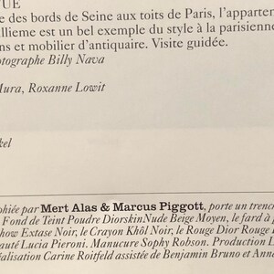 以下が含まれることがあります： 濃い色の髪と劇的なメイクをした女性が写っている雑誌の表紙。雑誌はヴォーグで、表紙のテキストは「パリ・ダン・レ・ジュー」と「マリオン・コティヤール」が書かれている。