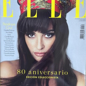 Puede incluir: Portada de la revista ELLE con una mujer de pelo oscuro y un pa&ntilde;uelo rojo con estampado de leopardo. El t&iacute;tulo de la revista, "ELLE", est&aacute; en amarillo. Tambi&eacute;n se ve el texto "80 aniversario EDICI&Oacute;N COLECCIONISTA".
