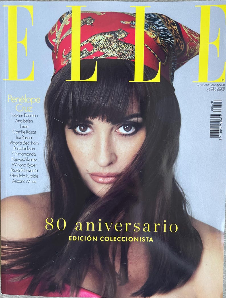 Puede incluir: Portada de la revista ELLE con una mujer de pelo oscuro y un pa&ntilde;uelo rojo con estampado de leopardo. El t&iacute;tulo de la revista, "ELLE", est&aacute; en amarillo. Tambi&eacute;n se ve el texto "80 aniversario EDICI&Oacute;N COLECCIONISTA".