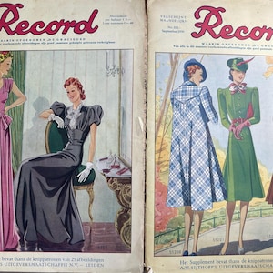 以下が含まれることがあります： 「Record」というタイトルの2つのヴィンテージ雑誌の表紙。女性がエレガントなドレスやコートを着ているイラストが描かれています。表紙には、1930年代と1940年代のファッションイラストが掲載されており、オランダ語でテキストが書かれています。