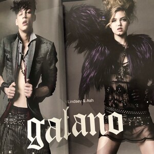 以下が含まれることがあります： 2人のモデルがエッジの効いた服を着ている白黒写真。女性は紫色のファーのジャケットと黒いスタッズのベルトが付いた黒いシースルーのドレスを着ています。男性はグレーのブレザーに白黒のストライプのシャツと黒いスタッズのベルトを着ています。ページには「Lindsey & Ash Galano」というテキストが印刷されています。