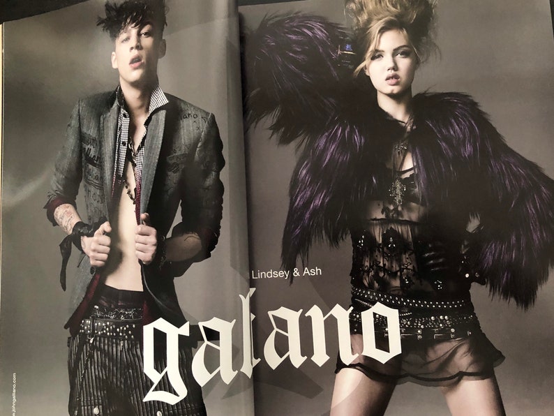 以下が含まれることがあります： 2人のモデルがエッジの効いた服を着ている白黒写真。女性は紫色のファーのジャケットと黒いスタッズのベルトが付いた黒いシースルーのドレスを着ています。男性はグレーのブレザーに白黒のストライプのシャツと黒いスタッズのベルトを着ています。ページには「Lindsey & Ash Galano」というテキストが印刷されています。