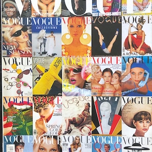 Può includere: Un collage di venticinque copertine di riviste Vogue vintage con varie fotografie di moda, ritratti e illustrazioni grafiche. La griglia mostra modelli diversi, stili di abbigliamento e una tipografia audace, incluso l'iconico logo Vogue.