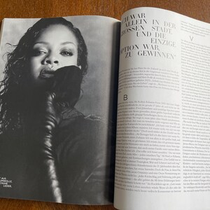 Puede incluir: P&aacute;gina de revista en blanco y negro con una mujer de pelo oscuro y un guante de cuero. El texto en el lado izquierdo de la p&aacute;gina dice: "TRENCHCOAT AUS BAUMWOLLE DAZU HANDSCHUHE AUS LEDER VON DIOR."