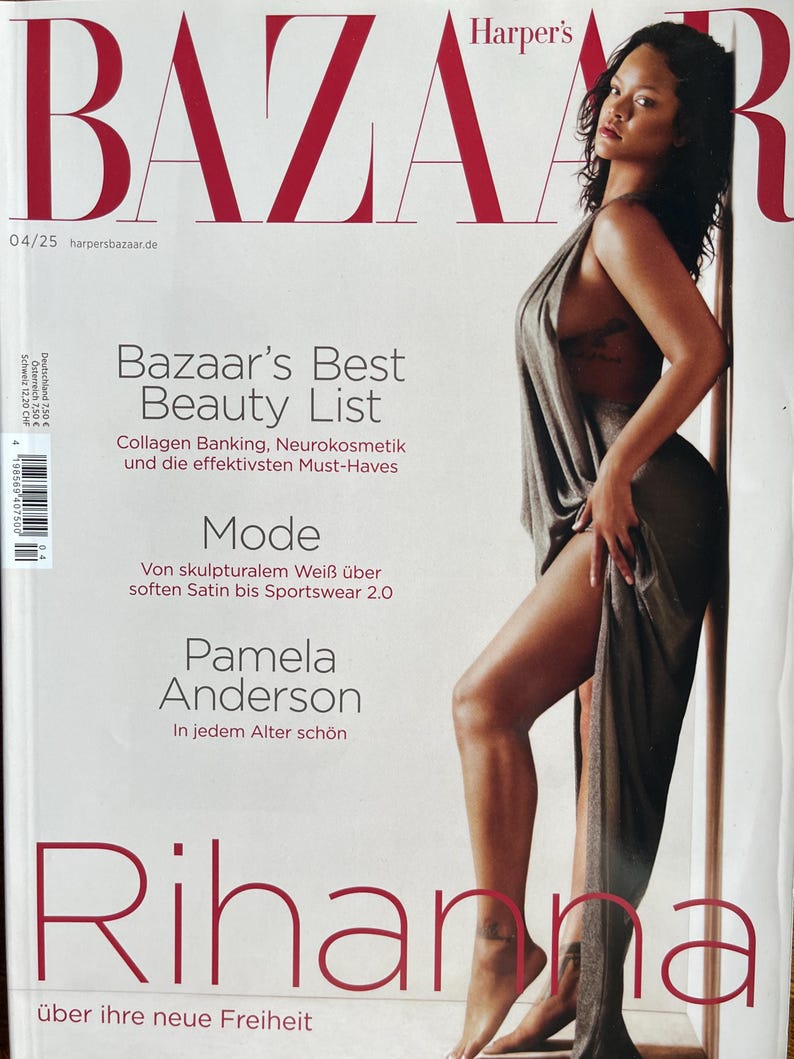 Puede incluir: Una portada de revista con Rihanna con un vestido gris drapeado. El logotipo de Harper's Bazaar est&aacute; en la parte superior, con el t&iacute;tulo "Bazaar's Best Beauty List" y el nombre "Rihanna" en un lugar destacado. La portada tambi&eacute;n incluye texto en alem&aacute;n.