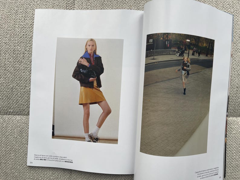 Puede incluir: Una p&aacute;gina de revista de moda con una mujer con una falda color mostaza, una chaqueta marr&oacute;n con cuello azul y un bolso negro. La revista tambi&eacute;n muestra a una persona corriendo por una calle.