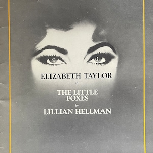 Può includere: Una fotografia in bianco e nero di Elizabeth Taylor in un programma di teatro per l'opera "The Little Foxes" di Lillian Hellman.
