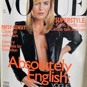 Op de afbeelding: Een januari-editie van het tijdschrift Vogue met een blond persoon in een zwarte leren blazer. De covertekst bevat Patsy Kensit, Superstyle: Kate, Stella and Cecilia talk fashion, Literary lionesses by Snowdon en Absolutely English.