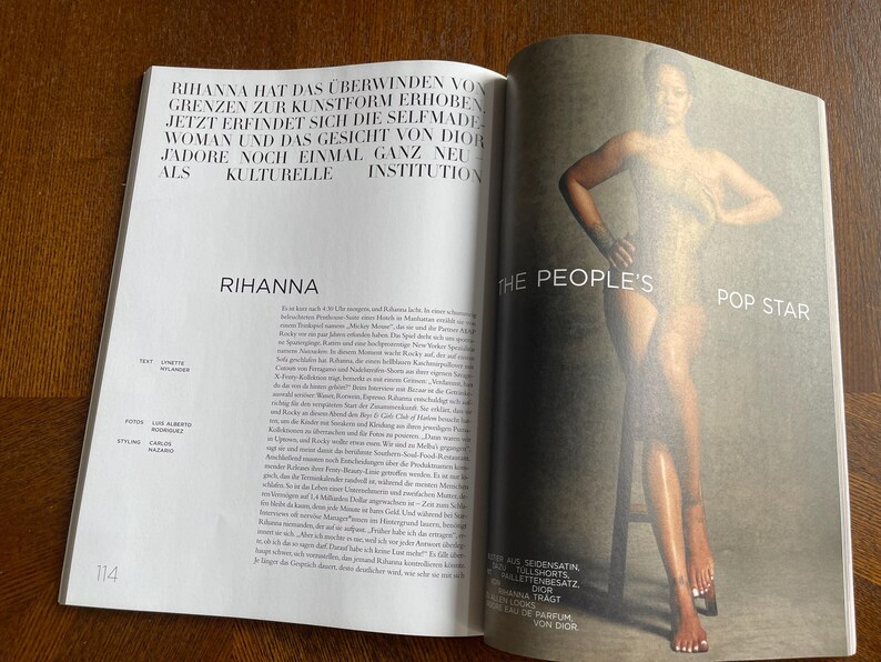 Puede incluir: Una revista de doble p&aacute;gina con una imagen de cuerpo entero de una persona posando sobre un taburete. El texto "THE PEOPLE'S POP STAR" es visible. La p&aacute;gina izquierda tiene texto en alem&aacute;n, con el nombre "RIHANNA" en un lugar destacado.