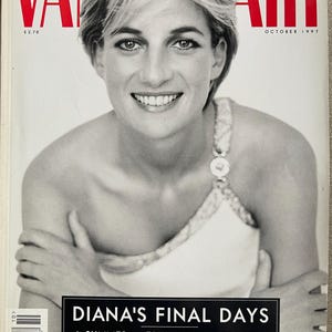 Könnte beinhalten: Titelseite des Magazins Vanity Fair mit einem Schwarz-Weiß-Porträt von Diana, Prinzessin von Wales. Der Text auf dem Cover lautet "DIANA'S FINAL DAYS" und "OKTOBER 1997". Das Magazin kostet £2,70.