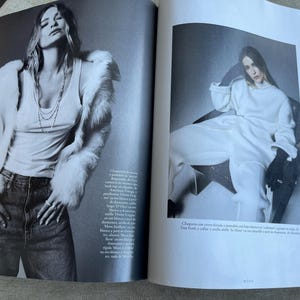 Puede incluir: Una p&aacute;gina doble de moda en blanco y negro. Una imagen presenta a una mujer con camiseta blanca, vaqueros y abrigo de piel blanco. La otra imagen muestra a una mujer con un atuendo blanco con guantes negros.