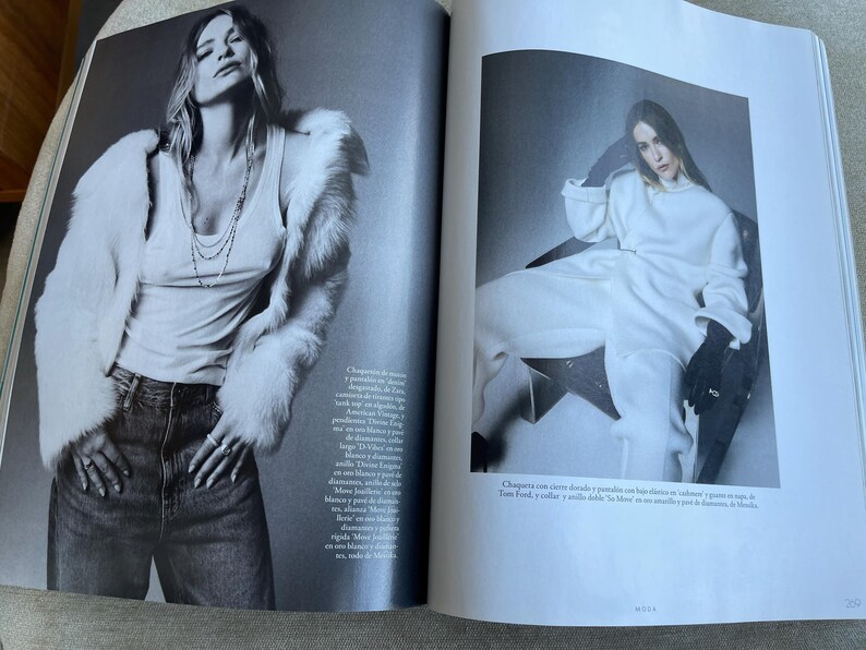 Puede incluir: Una p&aacute;gina doble de moda en blanco y negro. Una imagen presenta a una mujer con camiseta blanca, vaqueros y abrigo de piel blanco. La otra imagen muestra a una mujer con un atuendo blanco con guantes negros.