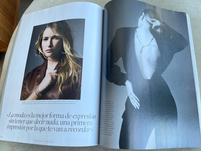 Puede incluir: Una revista de moda con dos im&aacute;genes. Una muestra a una mujer rubia con una blusa burdeos y joyas. La otra muestra a una persona con un traje negro y un collar. El texto en espa&ntilde;ol dice: &laquo;La moda es la mejor forma de expresi&oacute;n sin tener que decir nada, una primera impresi&oacute;n por la que te van a recordar&raquo;.