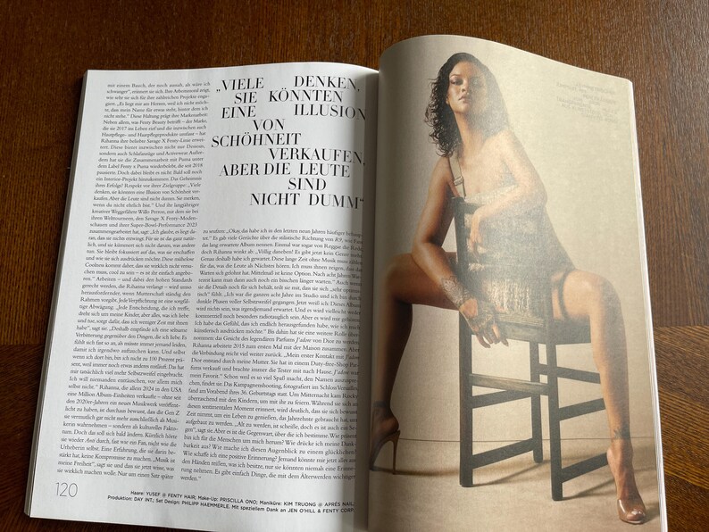 Puede incluir: Una p&aacute;gina de revista con una persona sentada en un vestido transparente y tacones altos. El texto de la p&aacute;gina izquierda dice: "VIELE DENKEN SIE K&Ouml;NNTEN EINE ILLUSION VON SCH&Ouml;NHEIT VERKAUFEN ABER DIE LEUTE SIND NICHT DUMM."