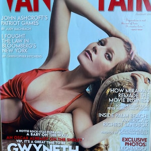Op de afbeelding: Vanity Fair magazine cover met Gwyneth Paltrow in een rode jurk. De cover bevat tekst over John Ashcroft, Bloomberg's New York en de filmwereld. De editie van februari 2005 bevat ook Leonardo DiCaprio.
