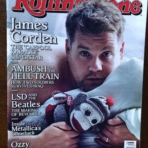 Könnte beinhalten: Ein Magazincover mit James Corden, dem Moderator des Segments "Carpool Karaoke" in der "The Late Late Show with James Corden". Das Cover zeigt auch Artikel über die Band "The Beatles", "Metallica" und "Ozzy Osbourne".