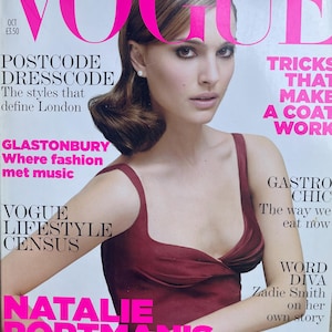 Puede incluir: Una portada de la revista Vogue de octubre con Natalie Portman vistiendo un top sin mangas de color rojo oscuro. La portada incluye textos como Postcode Dresscode, Tricks That Make A Coat Work, Glastonbury, Vogue Lifestyle Census y Natalie Portman's star turn.