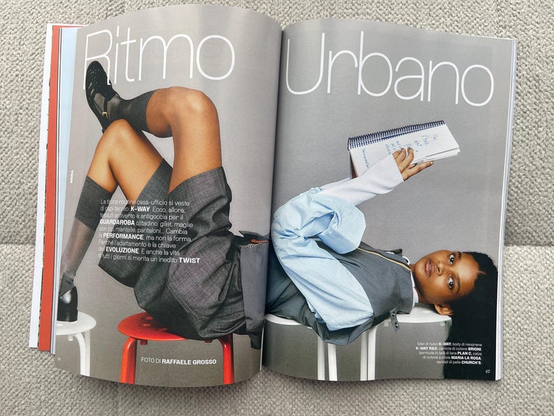 Puede incluir: Una revista de moda de doble p&aacute;gina con los t&iacute;tulos "Ritmo" y "Urbano". Una p&aacute;gina muestra a una persona con un atuendo gris, zapatos negros y calcetines grises. La otra p&aacute;gina presenta a una persona con una chaqueta gris y una camisa azul claro, sosteniendo un cuaderno.