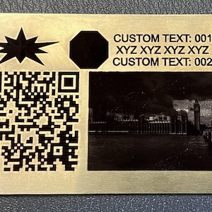 Puede incluir: Una tarjeta rectangular dorada con una estrella y un octágono. La tarjeta presenta dos códigos QR, el texto "CUSTOM TEXT: 001 XYZ XYZ XYZ CUSTOM TEXT: 002" y una imagen en blanco y negro de un paisaje urbano.