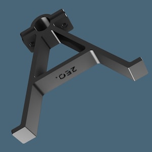 Könnte beinhalten: Ein schwarzer Metallständer mit dreieckiger Basis und runder Oberseite. Der Ständer trägt die Aufschrift 'ZEO'.