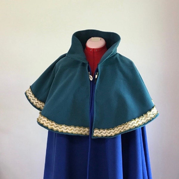 Cape vénitienne bleue royale et vert canard avec Brandebourg cuir véritable et galon bi-couleur, entièrement fait mains en France