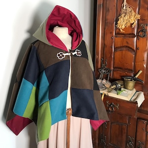 Kort lapptäckningsponcho i fodrad ull – handgjord unisex kappa med huva och knäppning – handgjord lapptäckningsmantel i ull