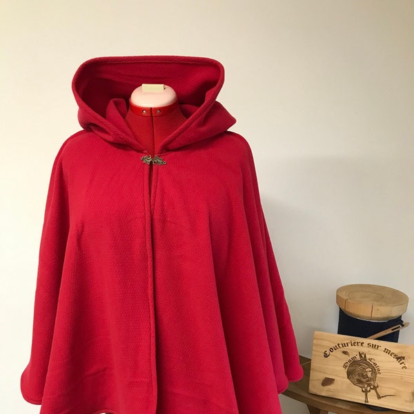 Cape mi-longue en laine tissée et capuche ronde «petit chaperon rouge », manteau-cape à capuche, pèlerine en laine fait mains made in France