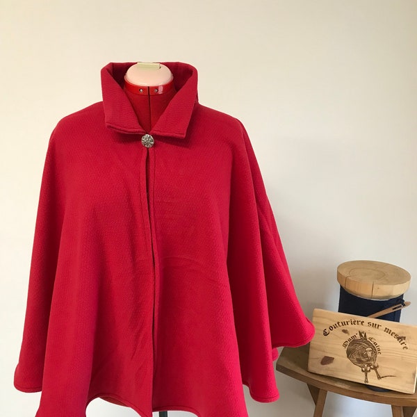 Cape mi-longue rouge vermillon avec col relevé et broche de fermeture, manteau-cape rouge en laine à chevrons entièrement fait main