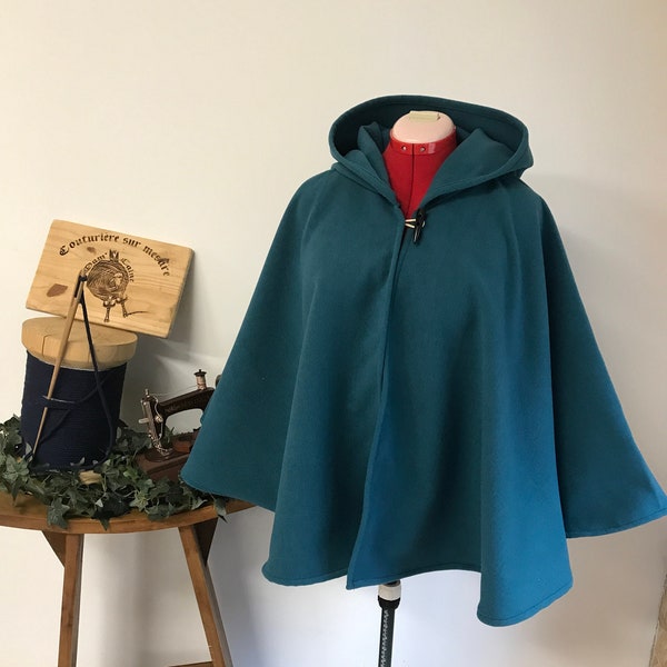 Cape, cape courte à capuche, pèlerine, cape médiévale en laine caban bleu essence, cape lumineuse, cape elfique, cape druide, cape médievale