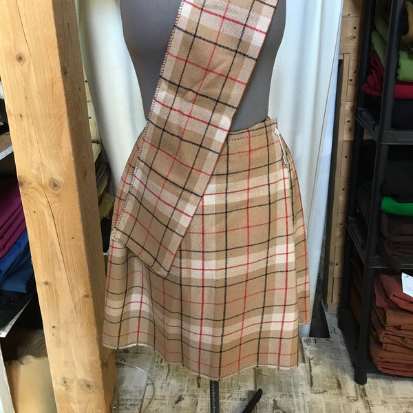 Jupe, jupe kilt, kilt avec écharpe coordonnée, kilt écossais en laine à carreaux beige et marron avec fil rouge et noir, jupe kilt écossais