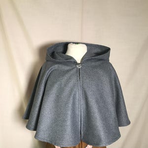 Muisgrijze wollen capelet met capuchon - handgemaakt -