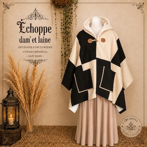 Peut inclure: Un poncho à capuche avec un motif à carreaux noir et crème, deux poches plaquées à l'avant avec bordure crème et une fermeture à bascule en bois au col. Le vêtement est présenté sur un mannequin au-dessus d'une jupe beige unie.