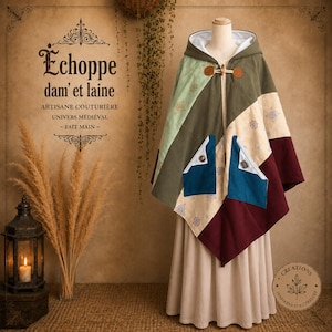Peut inclure: Une cape à capuche avec un motif patchwork dans des tons vert olive, crème et bordeaux profond. Le vêtement comprend deux poches plaquées bleu sarcelle avec une bordure blanche et une fermeture à bascule en bois au niveau du col.