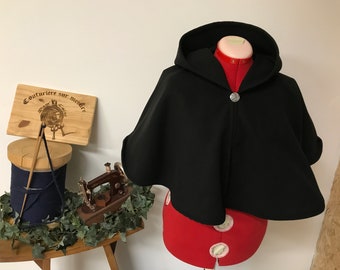 Cape courte capuche, capuchon archer, capelet, manteau cape avec capuche et broche de fermeture laine caban noire fait mains made in France