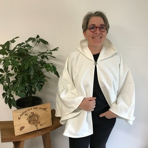 Handgemaakte witte cape, middellange cape met capuchon, capejas met capuchon, pelgrim met capuchon in dikke witte erwtenjas, handgemaakte couture