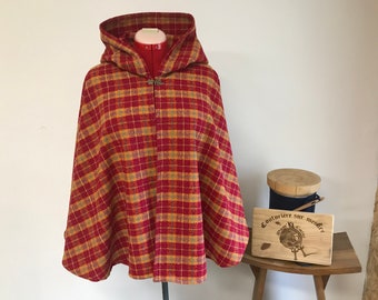 Cape mi-longue ecossaise à carreaux rose avec capuche et fermoir à crochet vieilli, pèlerine à capuche en lainage écossais fait mains