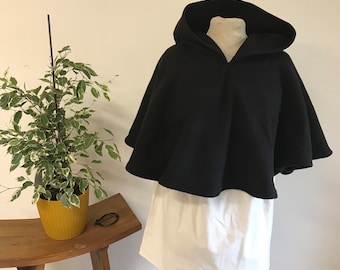 Cape courte à capuche en laine caban noire, Capelet, manteau-cape, capuchon archer fermé laine brossée noire douce 100% fait mains en France