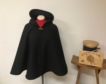 Cape, cape noire à capuche, pèlerine, cape médiévale noire, costume médiéval, cape femme, cape druide, cape médievale, cape mousquetaire