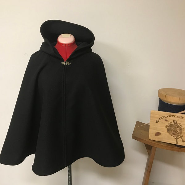 Cape, cape noire à capuche, pèlerine, cape médiévale noire, costume médiéval, cape femme, cape druide, cape médievale, cape mousquetaire