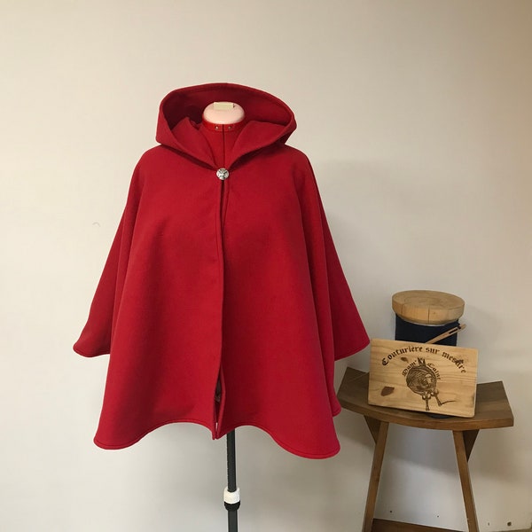 Cape « chaperon rouge », cape mi-longue à capuche, pélerine, capelet mi-long avec capuche rouge vif entièrement fait mains en France