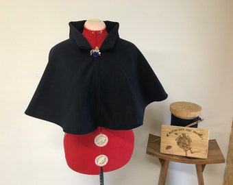 Capelet bleu nuit avec col et broche fleurie,  cape courte à capuche, pèlerine avec col et broche fermoir 100% fait mains, made in france