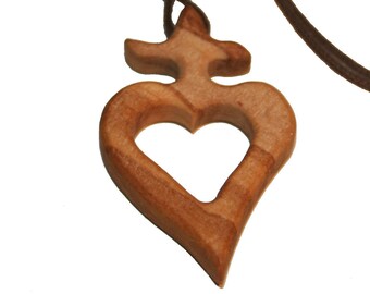Joya colgante corazón con cruz en madera de olivo (8002)